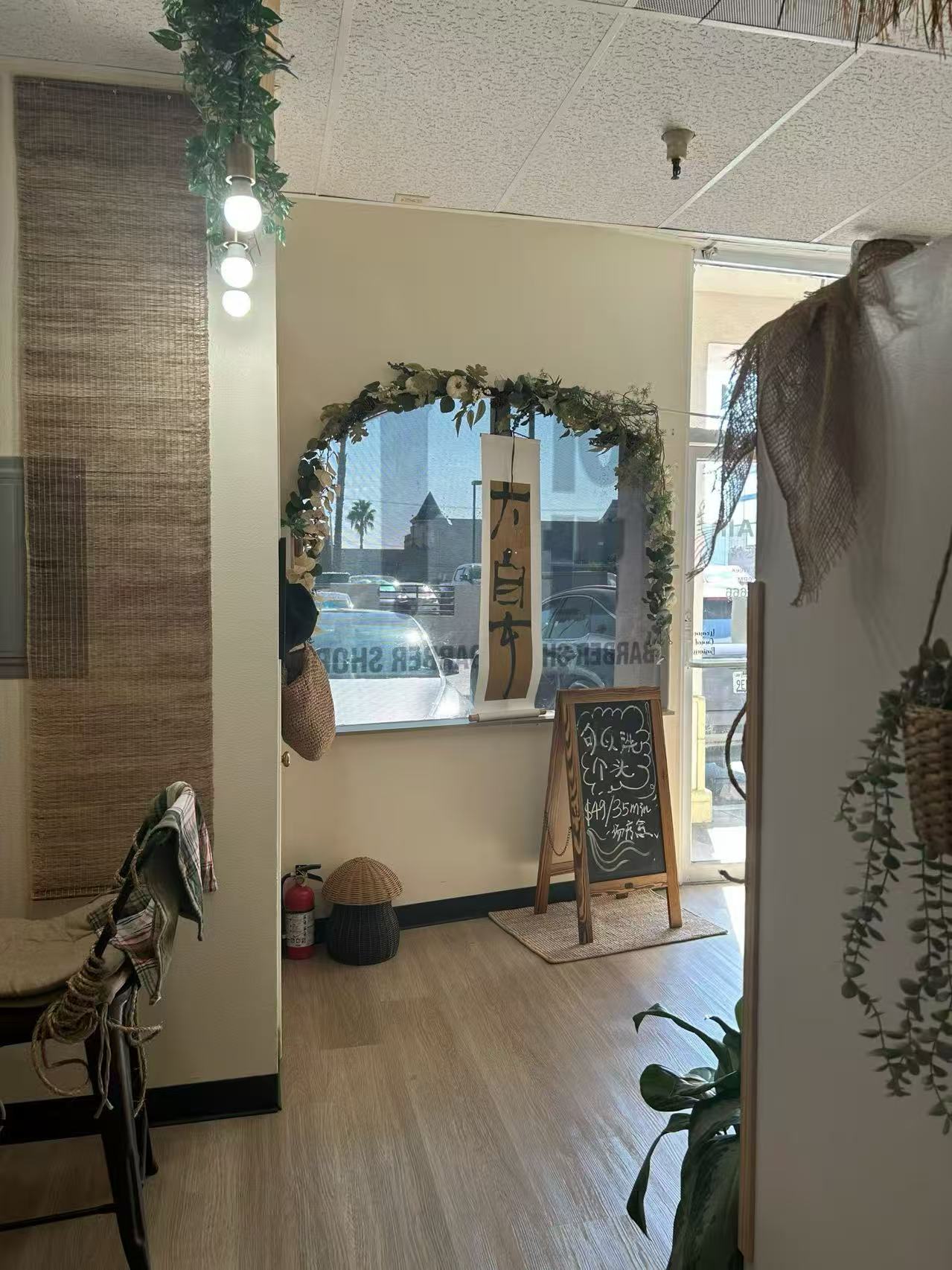 Yu Hair 店门口花环与书法牌